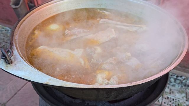 Ароматная Шурпа в казане на костре. смотреть онлайн