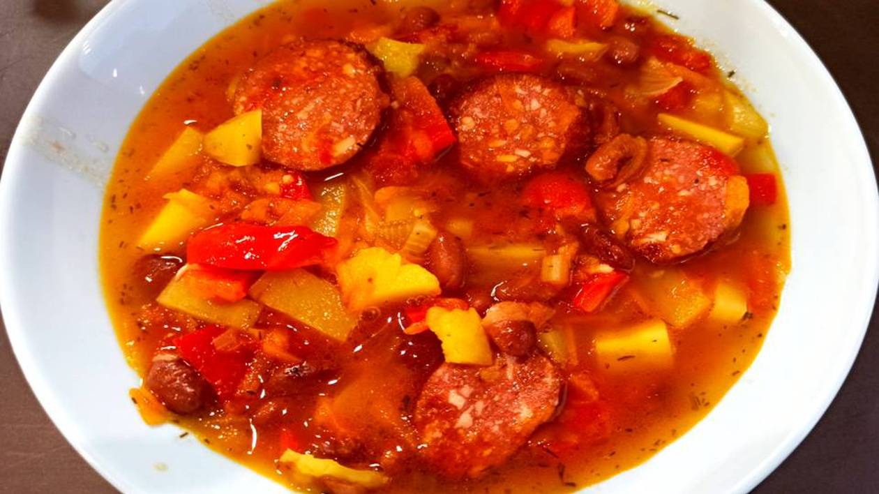 Вкусный суп за 10 минут с колбасой овощами и фасолью!Настолько вкусно, что семья просит готовить его смотреть онлайн