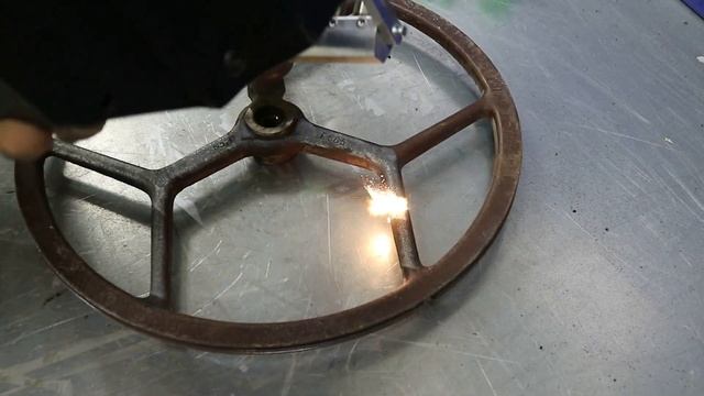 Лазерная очистка маховика от швейной машины смотреть онлайн