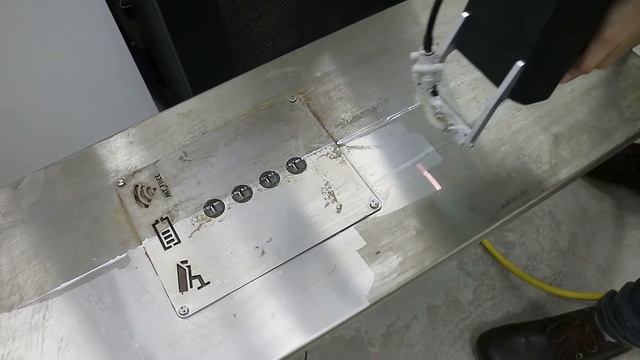 Лазерная очистка фрагмента автобусной остановки смотреть онлайн