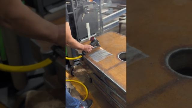 Лазерная очистка ржавчины аппаратом IPG LightCLEAN #pokkels #shorts смотреть онлайн