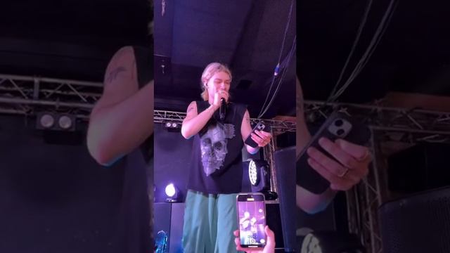 Автор песни-миллионника Nkeeei остановил концерт в ХМАО, чтобы фанатка ответила маме смотреть онлайн