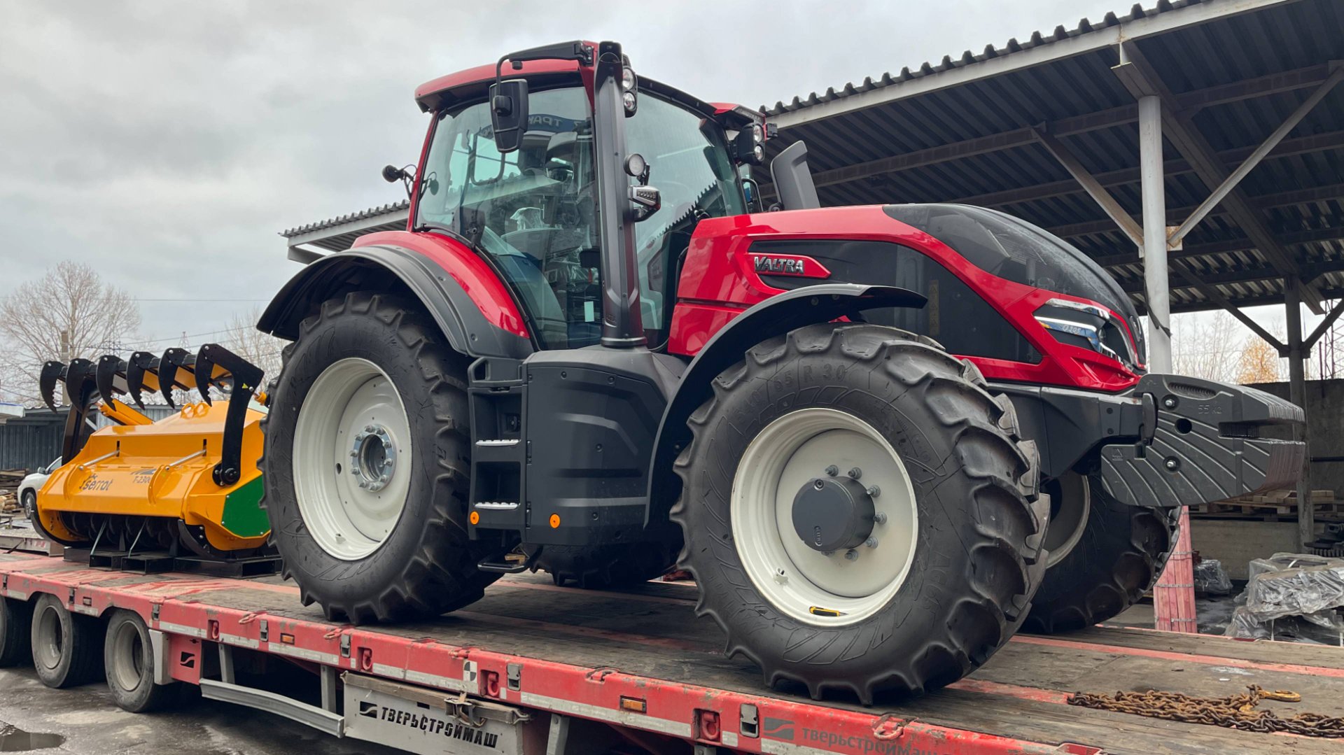Отгрузка нового трактора Valtra Q305 с лесным мульчером смотреть онлайн