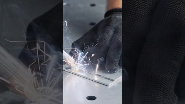 Лазерная сварка алюминия. Аппарат Pokkels P-Weld #shorts #лазернаясварка смотреть онлайн