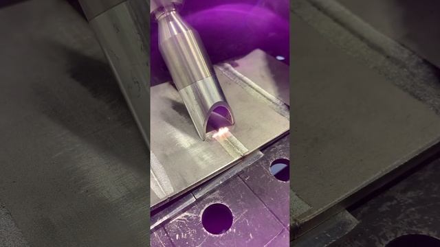 Зачистка сварного шва устройством лазерной сварки #shotrs смотреть онлайн