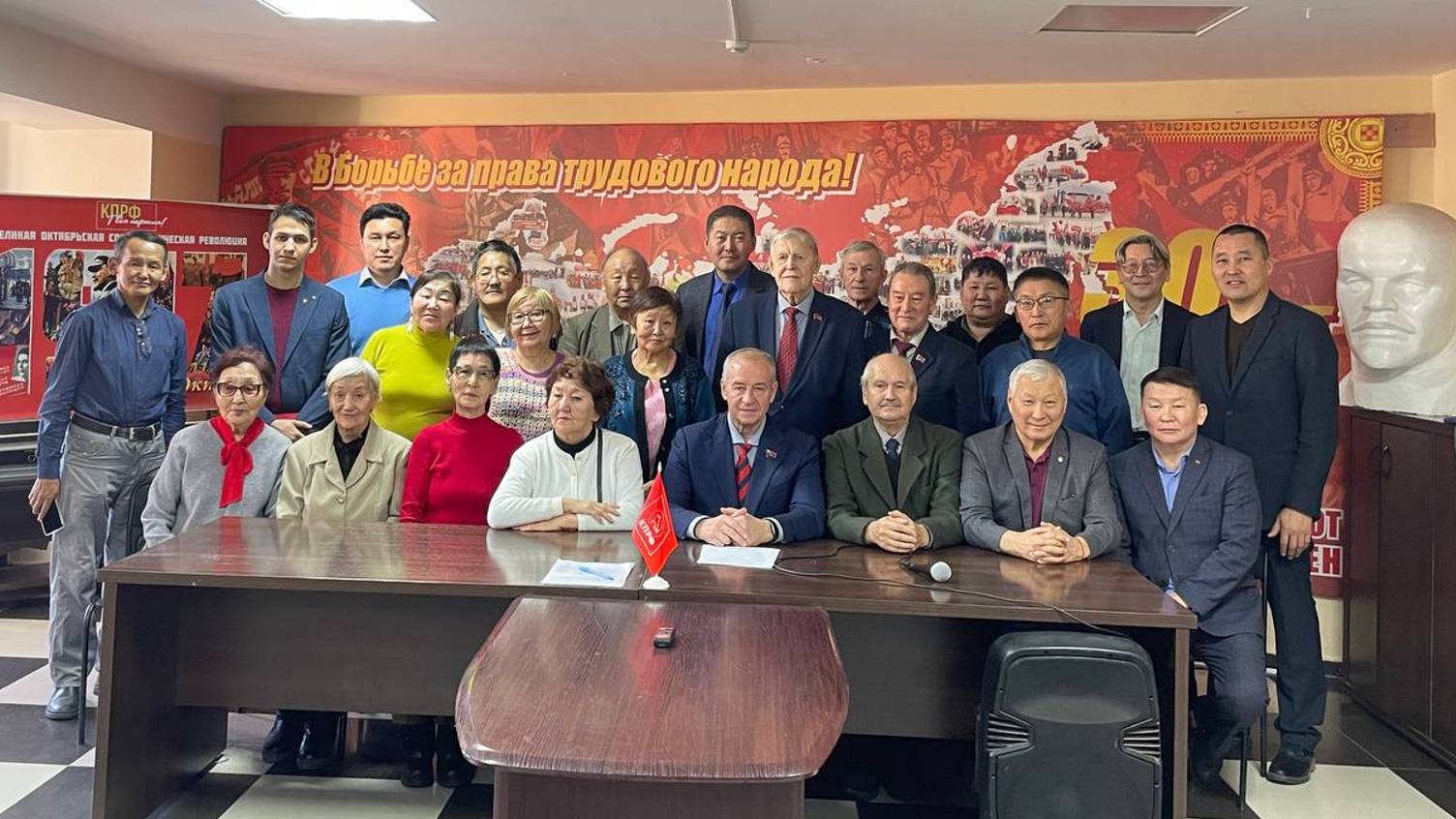 Сергей Левченко встретился с коммунистами Якутии смотреть онлайн