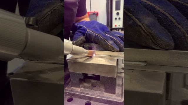 Как лазерная сварка справится с тонким алюминием? Шов в конце видео ➡️ #shorts смотреть онлайн