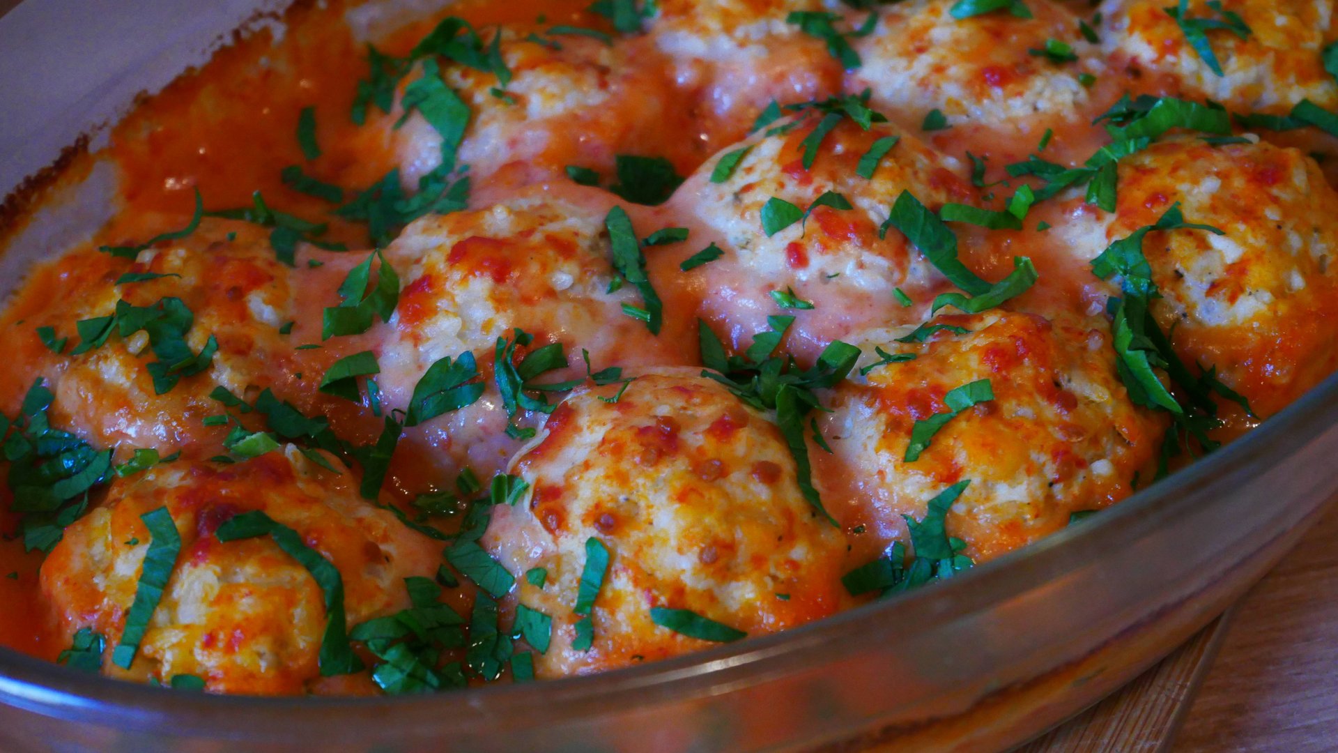 Тефтели в сметанно-томатном соусе Тефтели в духовке смотреть онлайн