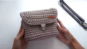 Сумка крючком с клапаном из трикотажной пряжи.