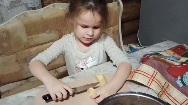 Ульяна готовит треугольники с мясом и картошкой смотреть онлайн