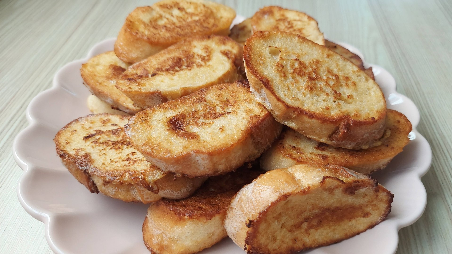 Просто гренки на завтрак. Бюджетно, сытно и вкусно! Сытный завтрак займет всего 5 минут! смотреть онлайн