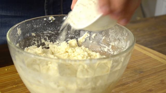 Сырники с изюмом | Как приготовить нежные ванильные сырники смотреть онлайн
