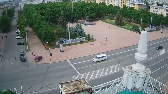 Missile blow on the street (1:36) Lugansk. 02 june 2014. Army of Ukraine kills civilians in Donbass смотреть онлайн
