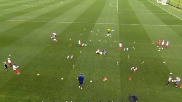 Весёлое футбольное упражнение для маленьких детей на развитие ловкости и координации смотреть онлайн