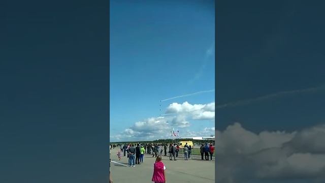 Наслаждаемся и любуемся военно-воздушным пилотажем смотреть онлайн