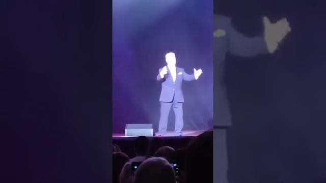 Концерт Владимира Винокура и его театра пародий начинается смотреть онлайн