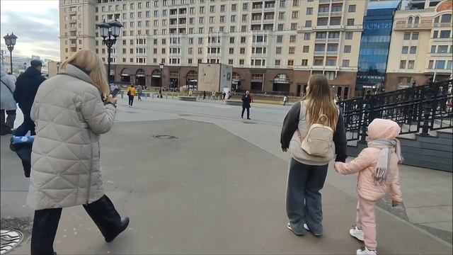 Весело проводим выходные в Москве. Сначало метро, а затем Карусель. смотреть онлайн