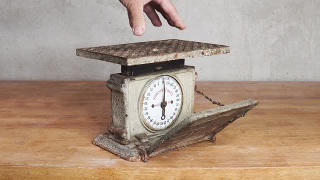 Реставрация Ржавых напольных Весов смотреть онлайн