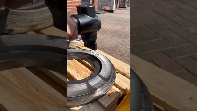 POKKELS | Лазерная очистка шинных пресс-форм от нагара, сырья и других отложений #shorts смотреть онлайн