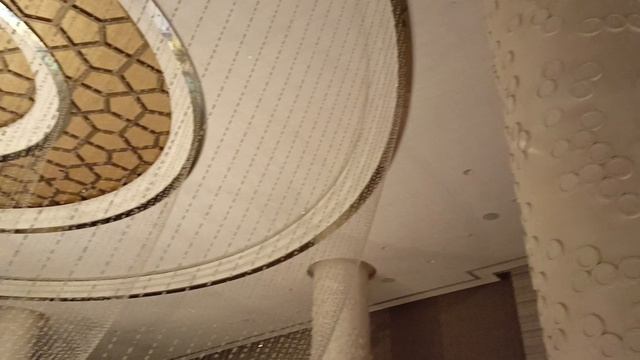 Красивая люстра. Отель: Fairmont Adjman - ОАЭ смотреть онлайн