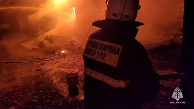 ❗Пронские пожарные не допустили перехода огня с горящего дома на соседний смотреть онлайн