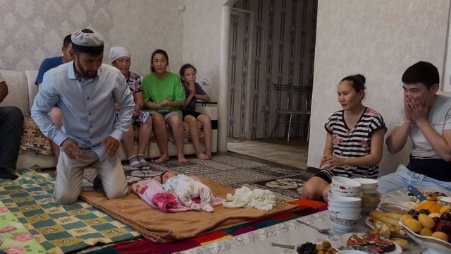 Азан шакыру. Казахский обычай, когда дают имя ребёнку. смотреть онлайн