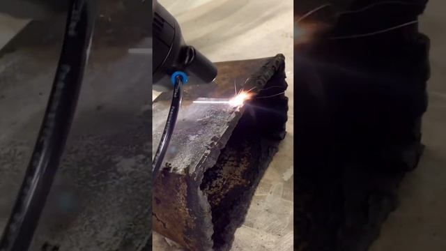 Вы просили, мы сделали Лазерная очистка толстого слоя нагара на хлебных пресс-формах #shorts смотреть онлайн