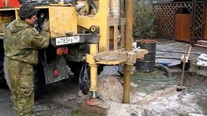 Как бурят скважины на воду. Показываем процесс бурения на видео