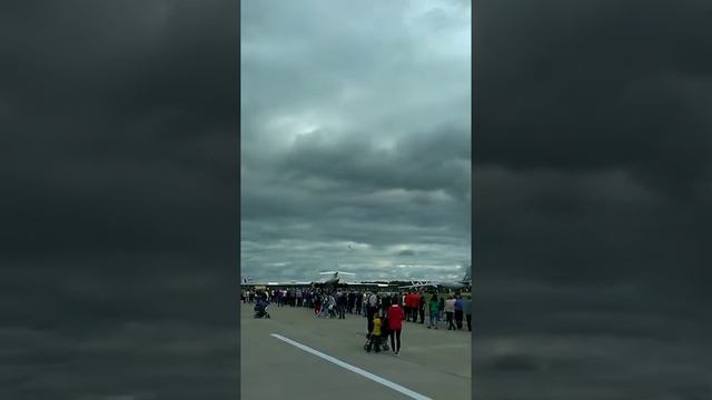 Пилотажная группа "Русские витязи". Элемент: перестроение пилотажный строй крыло. смотреть онлайн