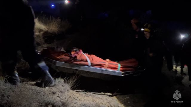 Мужчину, упавшего со скалы в Севастополе, спасли сотрудники МЧС России смотреть онлайн