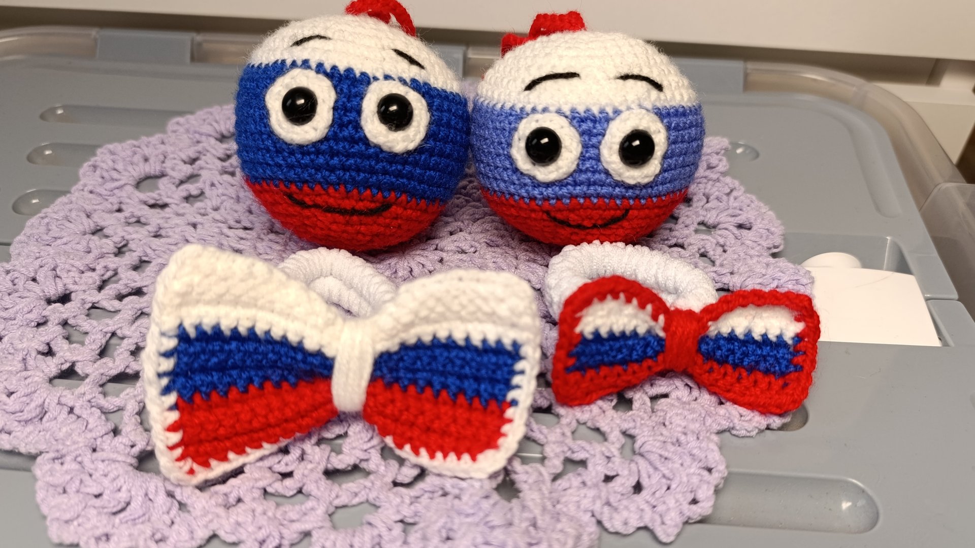 Маленькие сувениры крючком в цветах флага России смотреть онлайн