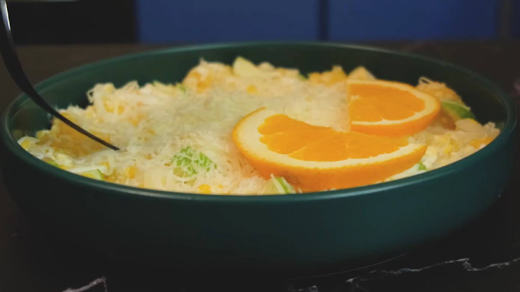 Салат с яйцами, апельсином и яблоком - рецепт смотреть онлайн