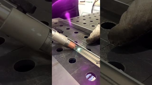 Лазерная сварка тонкостенного алюминия. Аппарат: Pokkels P-Weld PRO #shorts смотреть онлайн