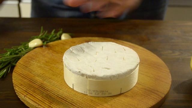 Камамбер запеченный с чесноком и розмарином | Как запечь сыр камамбер смотреть онлайн