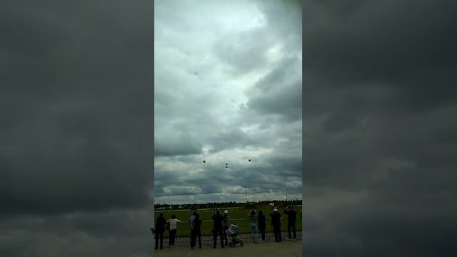 Финальный фрагмент фигуры высшего военного пилотажа - роспуск смотреть онлайн