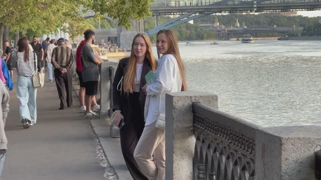 Walk Along The Popular Routes Of Moscow, On A Summer Evening With Beautiful Young People.