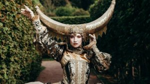 Золотая  фрейлина с рогами
