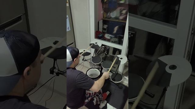 Восьмой - With the lights out drum cover (720p).mp4 смотреть онлайн