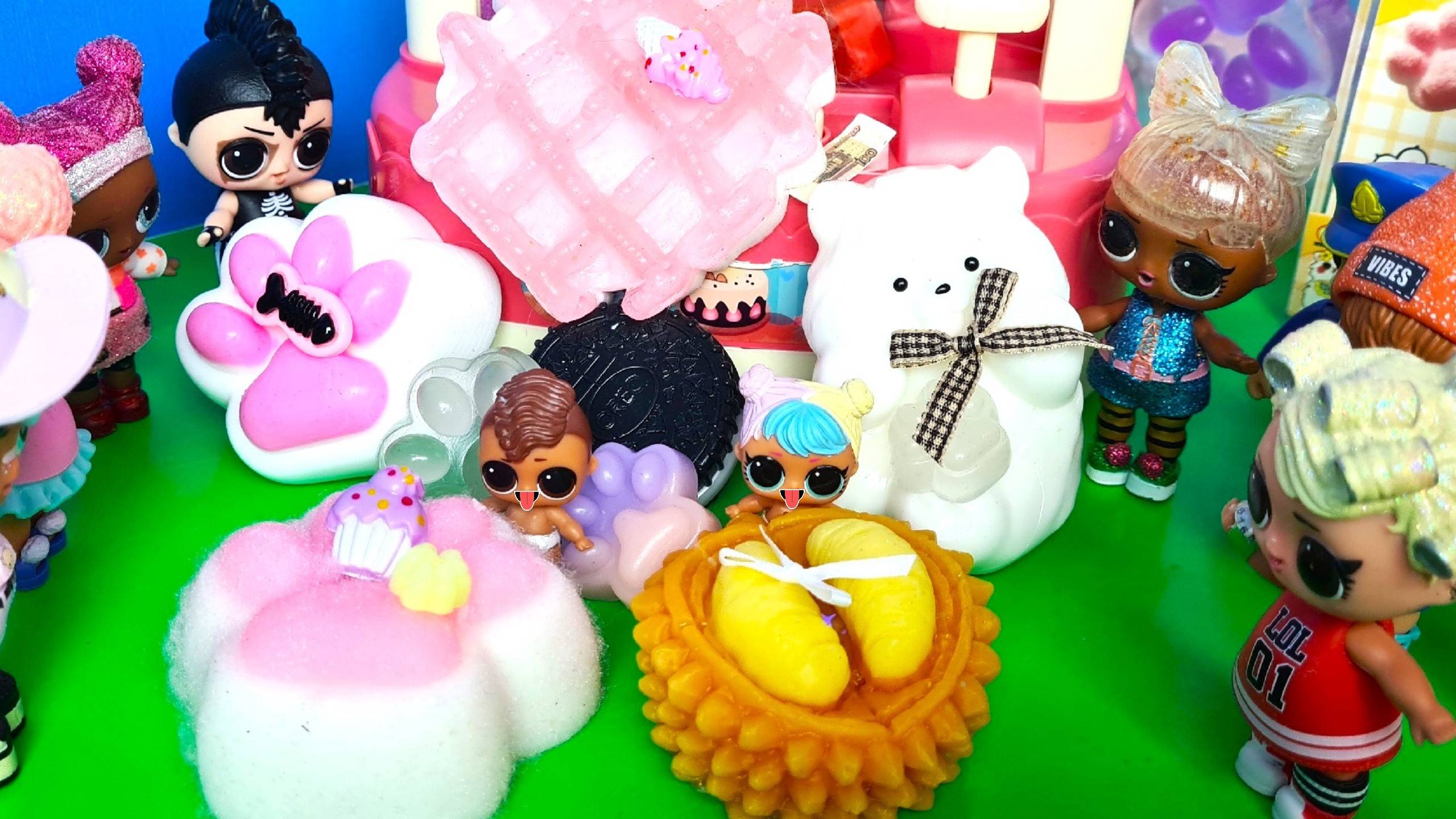 ЦЕЛАЯ КУЧА ТАБА ЛАПОК🐾 И СКВИШ🤪 для кукол ЛОЛ СЮРПРИЗ смешные мультики ДАРИНЕЛКА смотреть онлайн