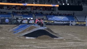 Супер прыжки и трюки монстр-траков — шоу, от которого захватывает дух!