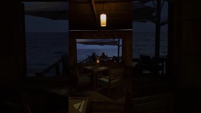 Романтичный вечер в кафе на берегу океана #Shorts смотреть онлайн