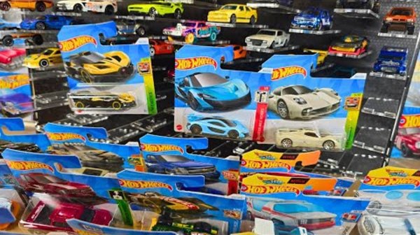 Распаковываем несколько новых машинок Hot Wheels