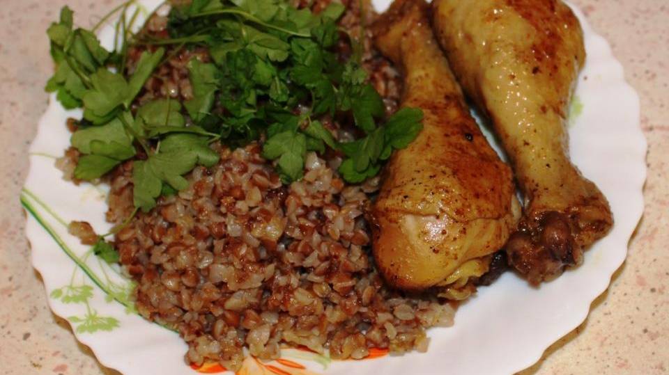 Курица тушеная с гречневым гарниром. Великолепный ужин. смотреть онлайн