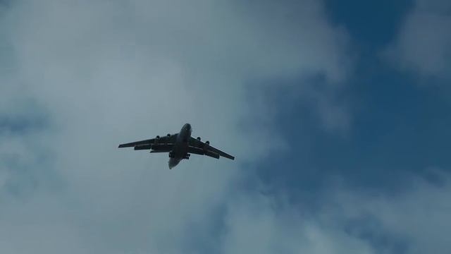 Ил 76 заходит на посадку