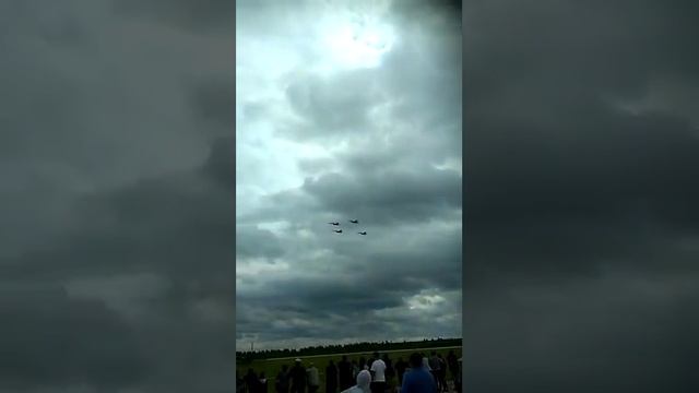 Элемент высшего военного пилотажа - бочки. Пилотажная группа "Русские витязи" смотреть онлайн