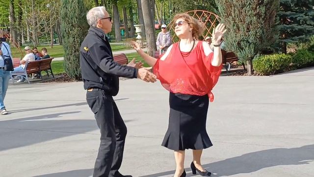В БОКАЛАХ ТИХО ТОНУТ СВЕЧИ, А Я ТОНУ В ГЛАЗАХ ТВОИХ 💕ТАНЦЫ💕 ХА РЬКОВ АПРЕЛЬ 2024 смотреть онлайн