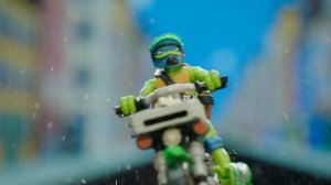 Игрушки Черепашки-ниндзя дерутся с Суперфлаем в ЛИПКОЙ грязи! | Nickelodeon Cyrillic