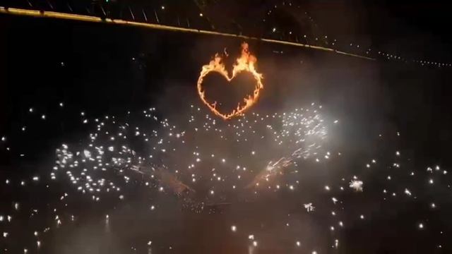 огненное сердце с вертушкой из фонтанов смотреть онлайн