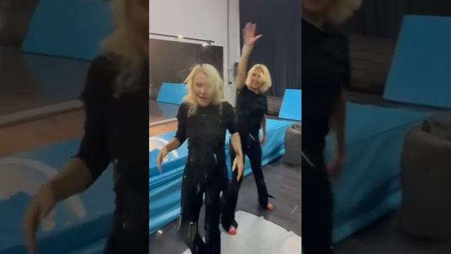 Лера Кудрявцева разбила бутылку о голову Кати Гордон смотреть онлайн