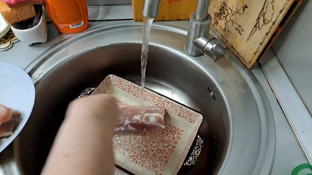 В ЗЕРКАЛО ПОСМОТРЕЛАСЬ, А В БУКВАРЬ ЗАГЛЯНУТЬ ЗАБЫЛА. ГОТОВЛЮ БАСТУРМУ. смотреть онлайн